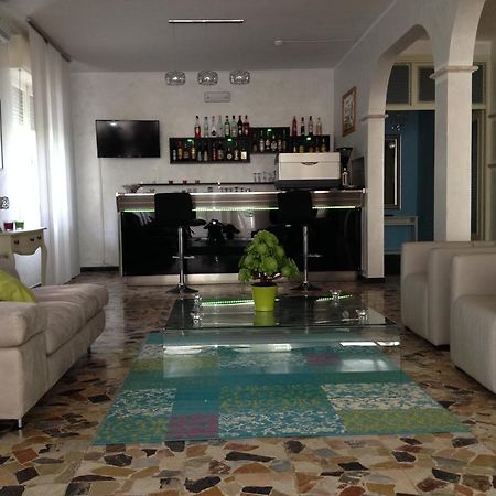 Hotel Perugini Marebello Buitenkant foto