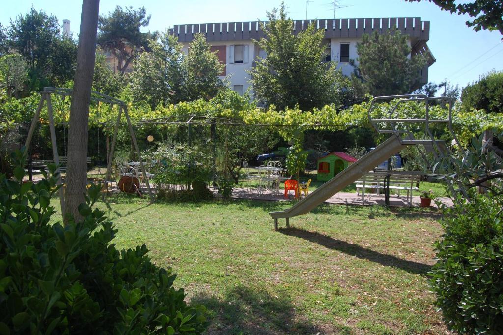 Hotel Perugini Marebello Buitenkant foto