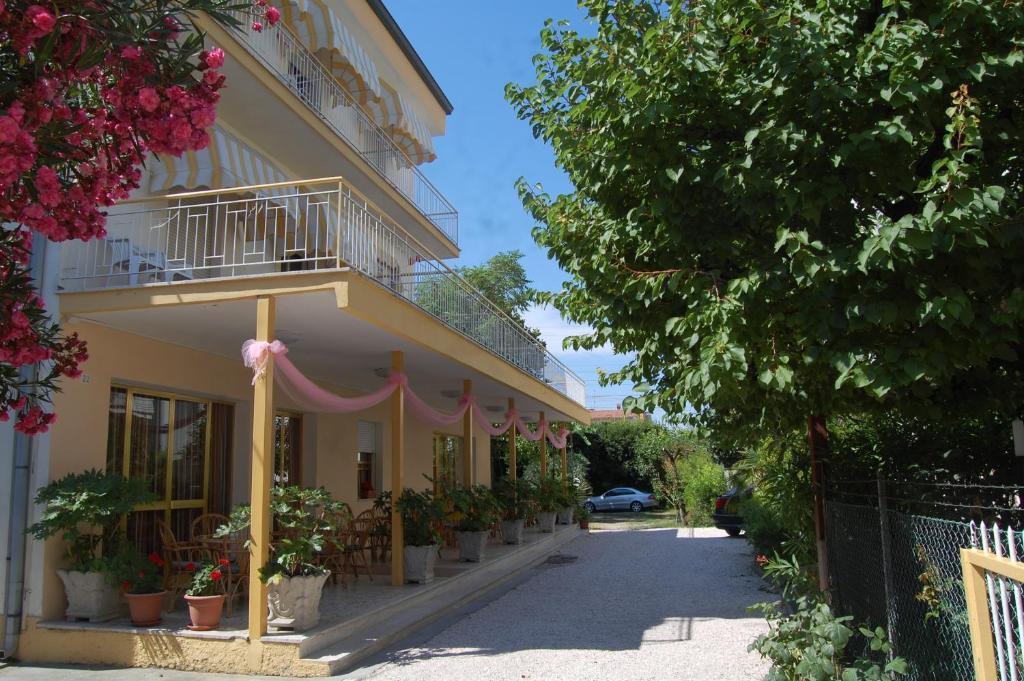 Hotel Perugini Marebello Buitenkant foto